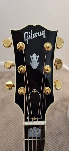 gibson sj200 , gibson les paul , fender stratocaster