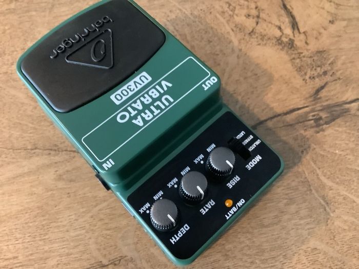 BEHRINGER UV300 Ultra Vibrato pedal (Boss VB-2 copy)