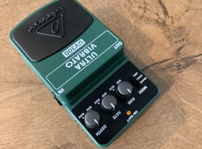 BEHRINGER UV300 Ultra Vibrato pedal (Boss VB-2 copy)