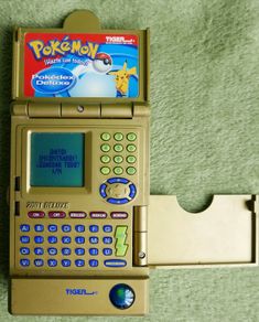 POKEMON POKEDEX DELUXE GOLD 2001  (starts but doesn't work, for parts or repairs)
