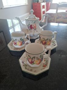 Johnson Bros Teapot, cups & saucers