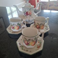 Johnson Bros Teapot, cups & saucers