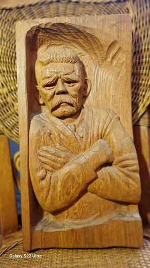 Sculptures, portraits made of wood.