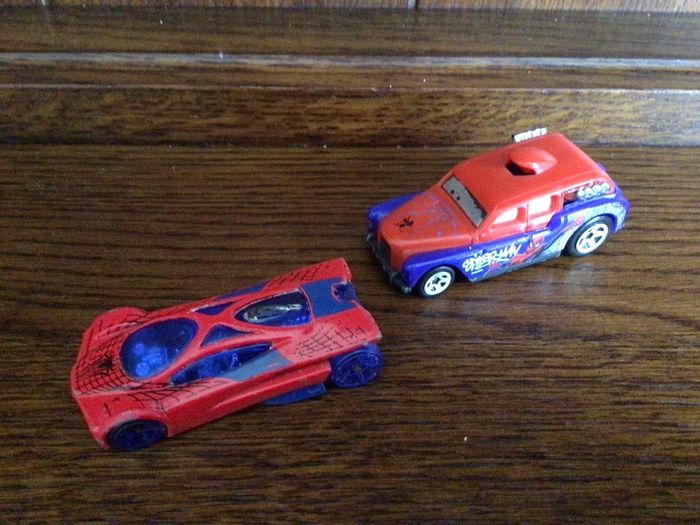 2 Hot Wheels Mattel Spiderman cars