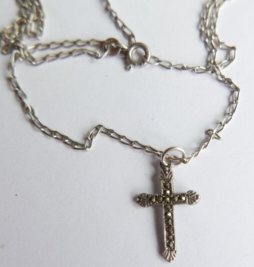 Vintage 925 Sterling Silver Cross Pendant Necklace with Marcasite detail