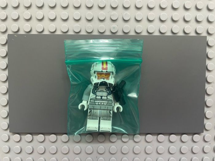 lego Star Wars sw1402 Clone Trooper Pilot (Phase 2) minifigure - Light Bluish Gray Arms, Nougat Head