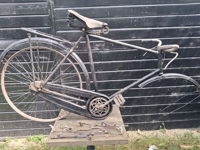 antique mens Raliegh  high nelly bike