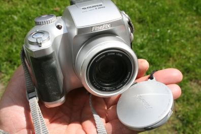 Fujifilm FinePix S3000 3.2MP 6x Zoom Mini SLR Style Digital Camera