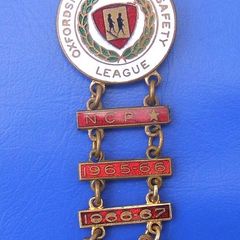 OXFORDSHIRE ROAD SAFETY LEAGUE (child's road safety courses) - award badge with 4 bars (1960's). Rare with added bars.