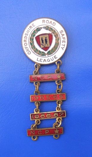 OXFORDSHIRE ROAD SAFETY LEAGUE (child's road safety courses) - award badge with 4 bars (1960's). Rare with added bars.