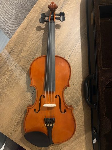 Brand new mint condition Stentor Full Size Violin, with case and strap.