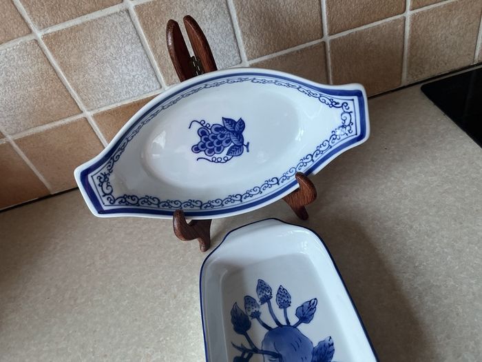 Oven to Table 2Colbalt/White Serving Dushes
