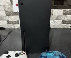 Xbox Series X console, 2 Xbox Wireless Controller, an ultra-high-speed HDMI cable, power cable.