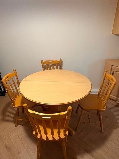 Extendable Dining Table & 4 Matching Chairs