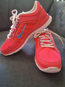 Ladies NIKE Trainers .. Size: 5 UK .. Like New ... Price Drop
