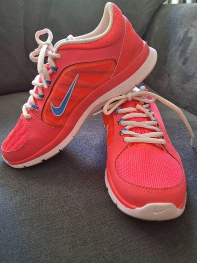 Ladies NIKE Trainers .. Size: 5 UK .. Like New ... Price Drop