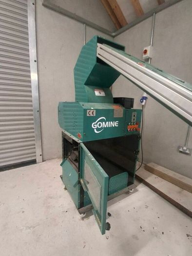 Cable shredder conveyor and granulator