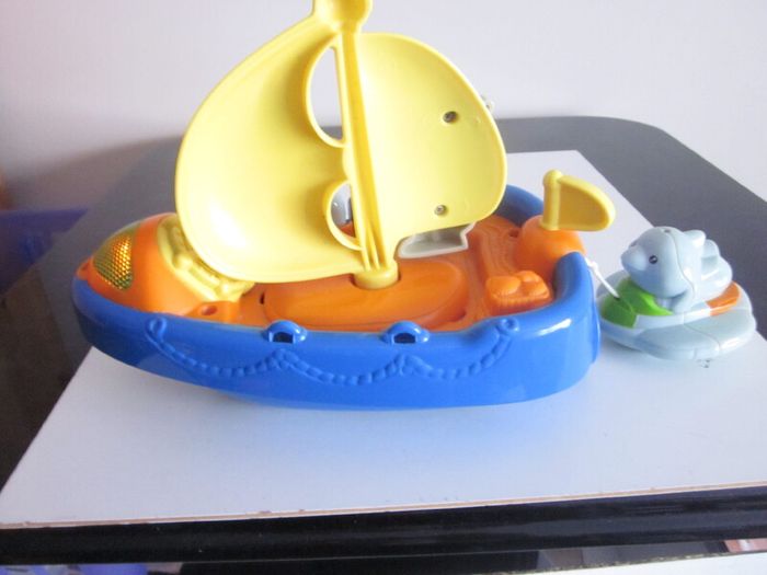 V Tech Pull/Play Musical Bath Boat