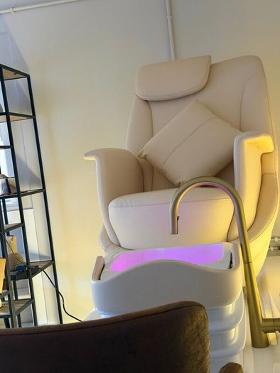 Rent a Room or Nail Desk