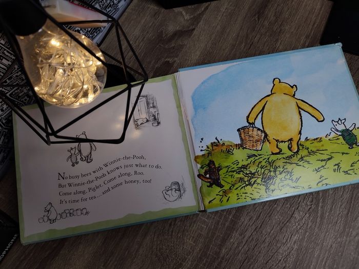 Winnie the Pooh and Ten Busy Bees ! Hardcover ! 2002 ! by Egmont Books !