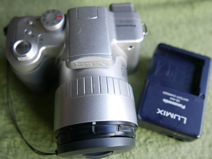 Panasonic Lumix DMC-FZ5 Digital Camera +2Gb SD Card Tested