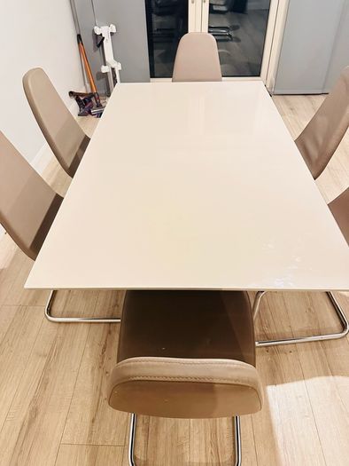 Dinning table + 6 chairs