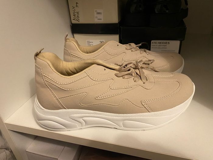 Casual shoes , latte , cream