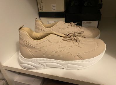 Casual shoes , latte , cream