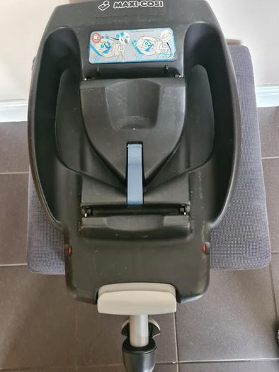 Maxi Cosi isofix base and car seat