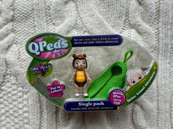 QPeas  Animal Adventures Fun Toy single pack new the box is damaged Please look at the pictures