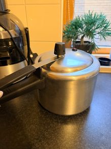 Pressure cooker