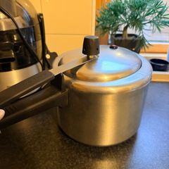 Pressure cooker