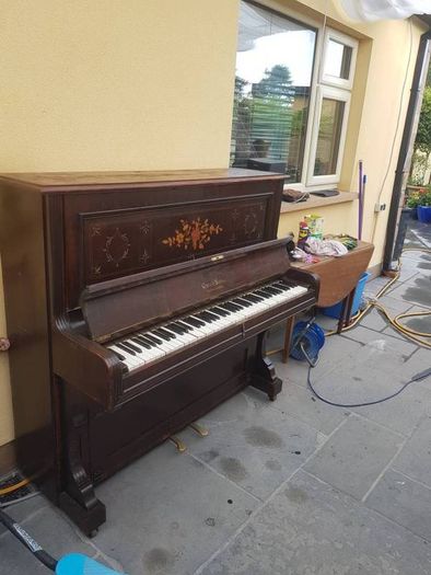 Electric piano Bar