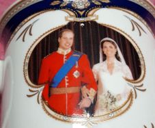 QUEEN ELIZABETH ll / Coronation June 2nd 1953 Mug / Prince William Royal wedding to Catherine Middleton 29th April  2011 Mug