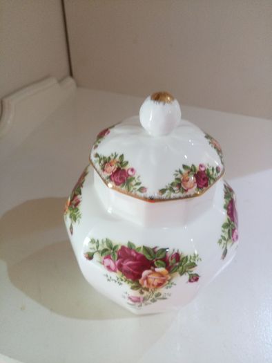 Big Lidded Tea Caddy / Storage Jar 21 cm Royal Albert Old Country Roses
