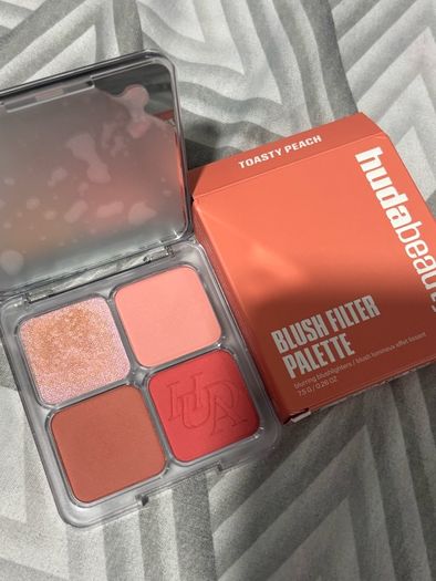 Huda blush palette