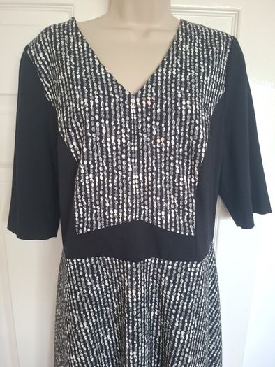 Studio 8 Black & White DRESS Size 18
