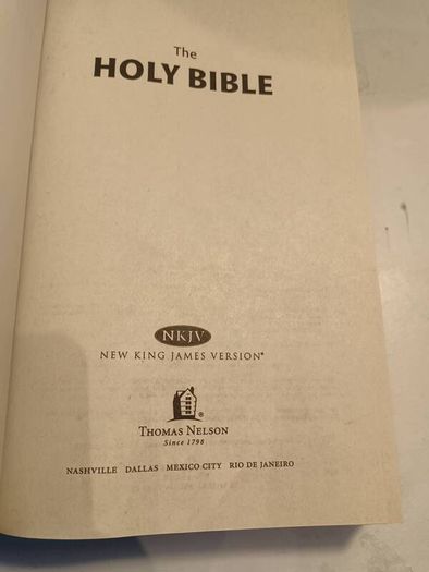 Mint Large New King James Holy Bible (copyright 1982)