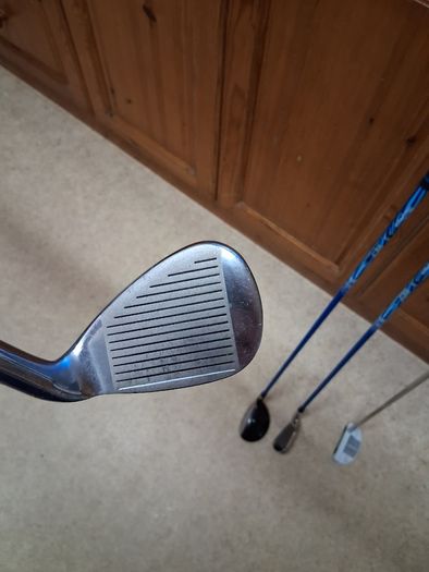 Golf clubs. Junior Set Of Left Handed MacGregor Golf Clubs For 9 To 12 Year Old. Collect In Dublin Or Receive Via Post.