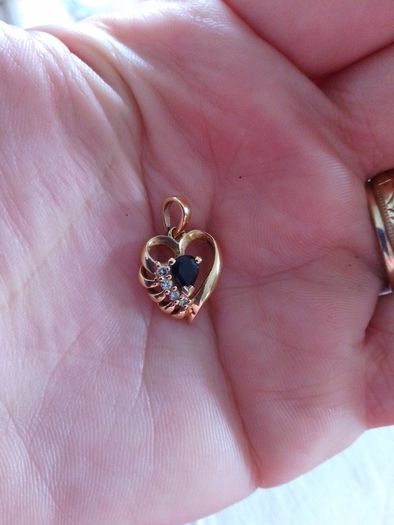18 CT Gold pendant with Natural Sapphire and  diamonds