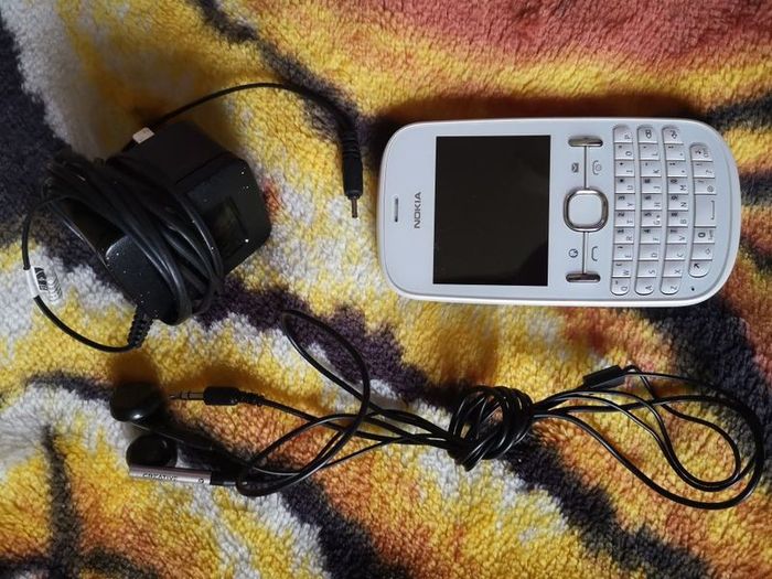 Nokia Phone / Earphones / Charger  (FR POST)
