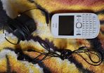 Nokia Phone / Earphones / Charger  (FR POST)