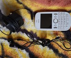 Nokia Phone / Earphones / Charger  (FR POST)