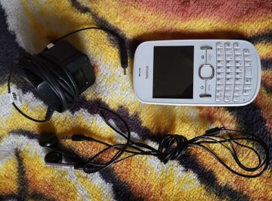 Nokia Phone / Earphones / Charger  (FR POST)
