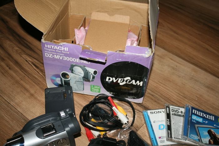 Hitachi DZ-MV3000E PAL DVD and DS  Video Camcorder 10x Optical Zoom 240x Digital Tested & Working.
