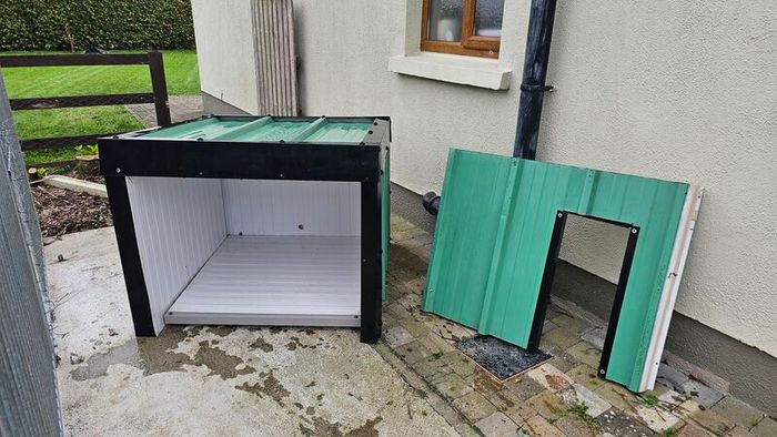 Dog Run with insulated kennell & Transport Cages