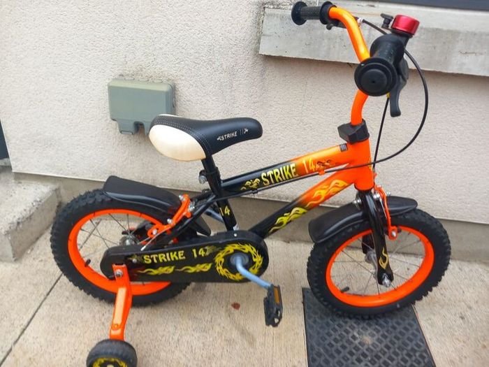 Kids strike bike size 14 inch wheels
