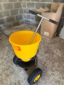 Salt and Fertiliser Spreader