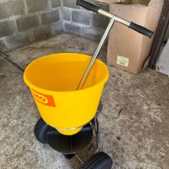 Salt and Fertiliser Spreader