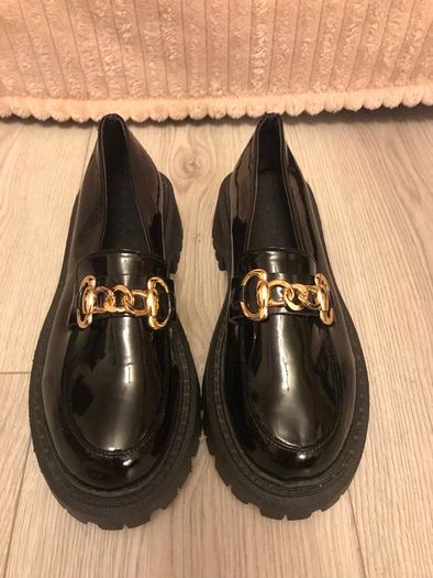 Black shoes with gold chain